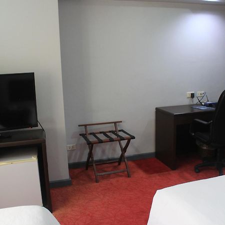 Aim Conference Center Hotel Makati City Екстериор снимка