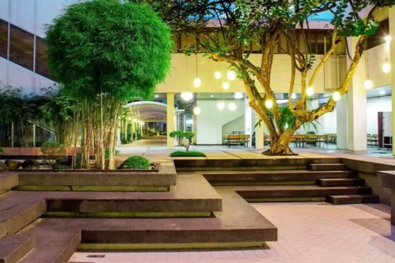 Aim Conference Center Hotel Makati City Екстериор снимка