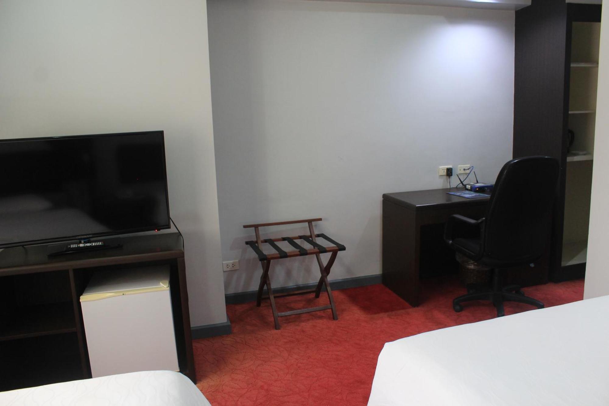 Aim Conference Center Hotel Makati City Екстериор снимка