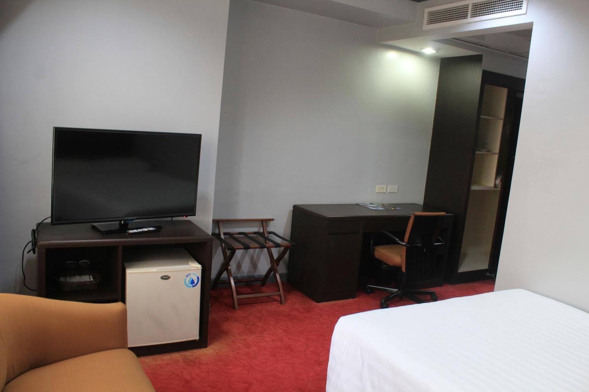 Aim Conference Center Hotel Makati City Екстериор снимка